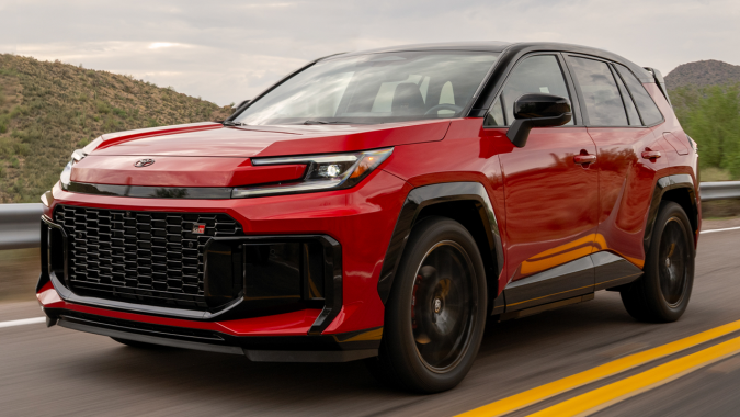 Toyota RAV4 PHEV GR Sport 2026 es más deportiva.