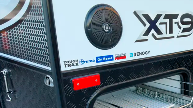 Remolque XT9 Off-Grid Extreme tiene diferentes compartimientos.