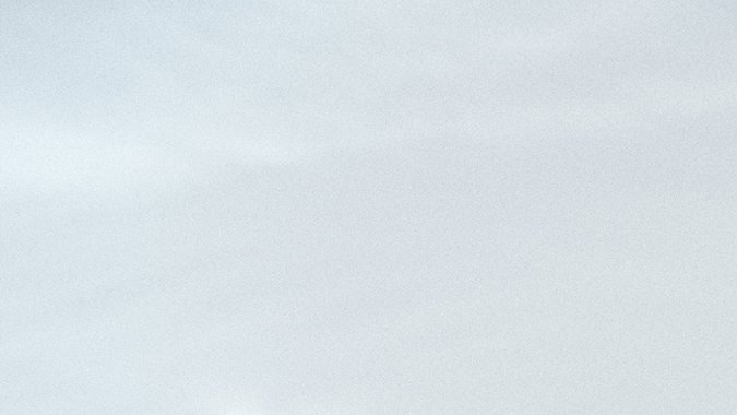 Rivian R2 2027 en carretera costera al atardecer, SUV eléctrico de 330 millas autonomía y tracción integral.