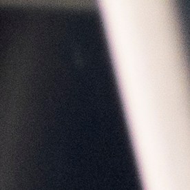 RPM. Interior negro de un Chevrolet Camaro SS. Componentes interiores de un muscle car americano moderno.