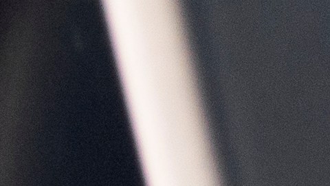 RPM. Interior negro de un Chevrolet Camaro SS. Componentes interiores de un muscle car americano moderno.