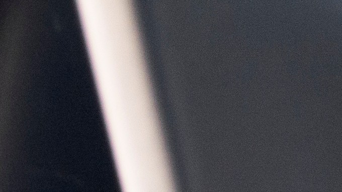 RPM. Interior negro de un Chevrolet Camaro SS. Componentes interiores de un muscle car americano moderno.