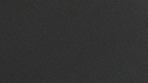 El hombre instala un asiento de auto infantil en el asiento trasero. El padre responsable pensó en la seguridad de su hijo. Cinturón de seguridad del coche de bebé