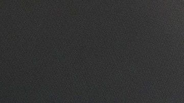 El hombre instala un asiento de auto infantil en el asiento trasero. El padre responsable pensó en la seguridad de su hijo. Cinturón de seguridad del coche de bebé