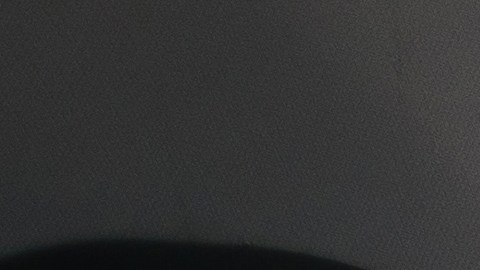 El hombre instala un asiento de auto infantil en el asiento trasero. El padre responsable pensó en la seguridad de su hijo. Cinturón de seguridad del coche de bebé