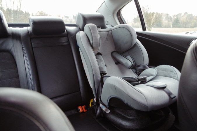 Asiento de coche infantil para seguridad en el asiento trasero de un coche.