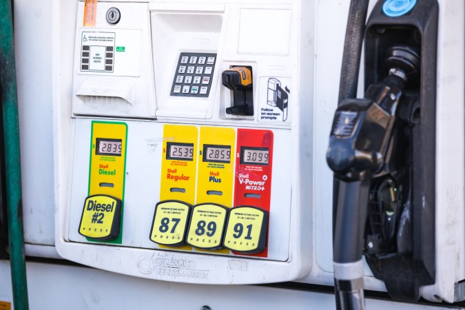 La gasolina cada vez sube más de precio.