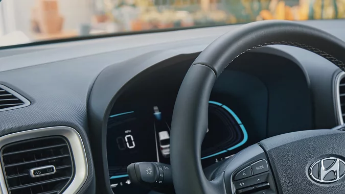 Interior Hyundai Venue 2026 cabina moderna SUV económico con pantalla táctil y volante deportivo