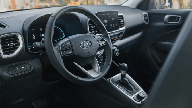 Interior Hyundai Venue 2026 cabina moderna SUV económico con pantalla táctil y volante deportivo
