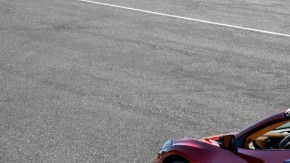 Corvette Z06 2025 en color naranja y en versión descapotable color rojo en pista