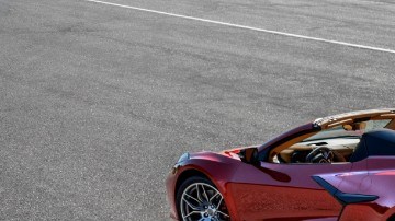Corvette Z06 2025 en color naranja y en versión descapotable color rojo en pista