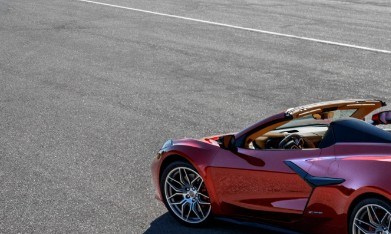 Corvette Z06 2025 en color naranja y en versión descapotable color rojo en pista