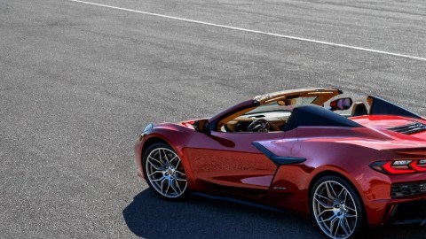 Corvette Z06 2025 en color naranja y en versión descapotable color rojo en pista