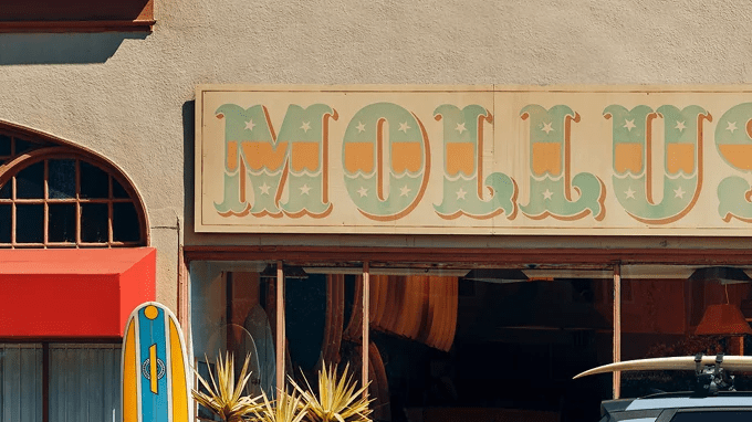 Hyundai Santa Cruz 2026 estacionada frente a tienda de surf, vista lateral de la pickup compacta urbana.