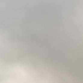 Hyundai Elantra 2026 color gris en carretera montañosa