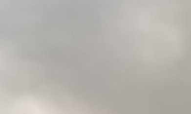 Hyundai Elantra 2026 color gris en carretera montañosa