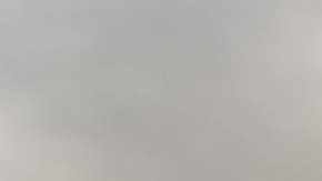 Hyundai Elantra 2026 color gris en carretera montañosa