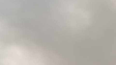 Hyundai Elantra 2026 color gris en carretera montañosa