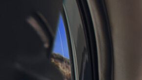 Vista frontal del habitáculo del Toyota RAV4 2026 mostrando su gran pantalla táctil y volante