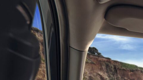 Vista frontal del habitáculo del Toyota RAV4 2026 mostrando su gran pantalla táctil y volante