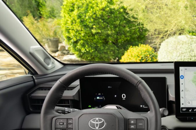 Interior premium del Toyota RAV4 2026 con sistema multimedia grande y techo panorámico
