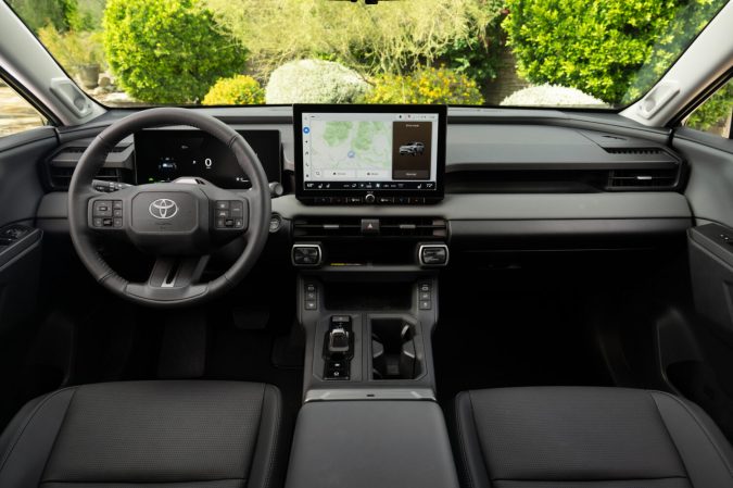 Interior premium del Toyota RAV4 2026 con sistema multimedia grande y techo panorámico