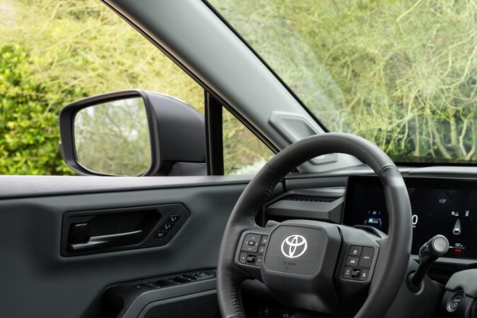 Interior del Toyota RAV4 2026 con nueva pantalla multimedia de 12.9 pulgadas y diseño moderno