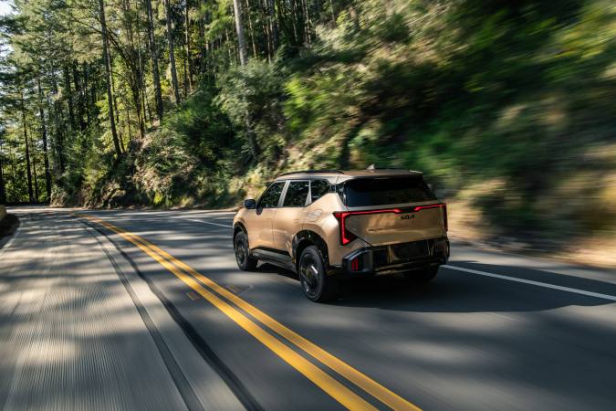 Kia Seltos 2027 en carretera, SUV compacto con diseño actualizado, opciones híbridas y enfoque en eficiencia para uso urbano y familiar.