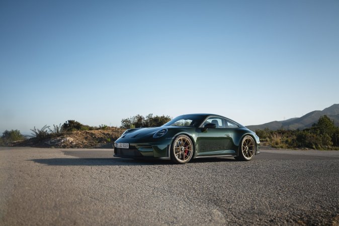 Porsche 911 GT3 Touring Package en carretera, coupé deportivo de lujo con diseño aerodinámico y enfoque purista