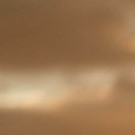 Vista trasera del Porsche 911 GT3 al atardecer en pista, resaltando alerón fijo, diseño deportivo y carácter de alto desempeño