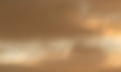 Vista trasera del Porsche 911 GT3 al atardecer en pista, resaltando alerón fijo, diseño deportivo y carácter de alto desempeño