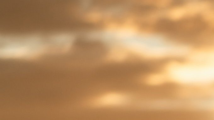 Vista trasera del Porsche 911 GT3 al atardecer en pista, resaltando alerón fijo, diseño deportivo y carácter de alto desempeño