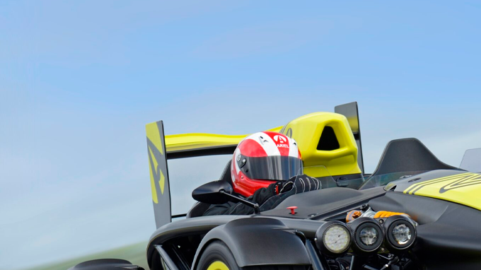 Motor de competición hecho a mano por Ariel.