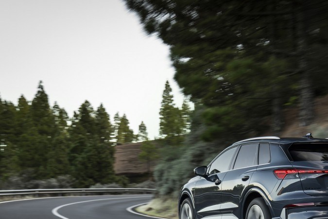 Audi Q4 e-tron 2027 en movimiento por una curva, vista trasera dinámica