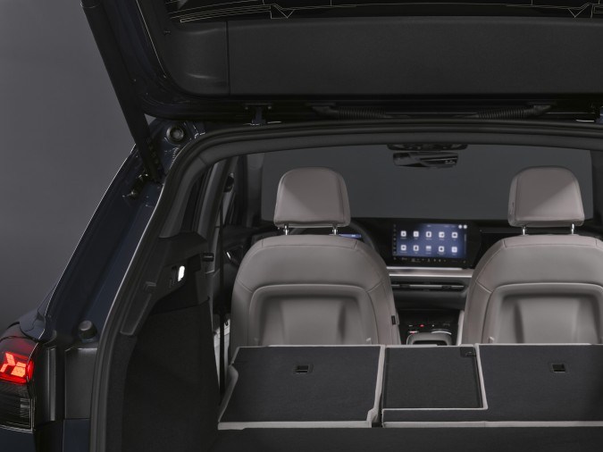 Maletero amplio del Audi Q4 e-tron 2027 con asientos abatidos y gran capacidad de carga