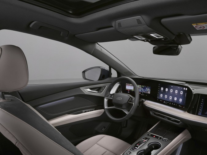 Interior moderno del Audi Q4 e-tron 2027 con triple pantalla digital y diseño premium