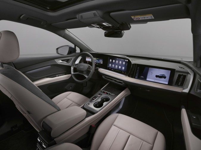 Interior moderno del Audi Q4 e-tron 2027 con triple pantalla digital y diseño premium