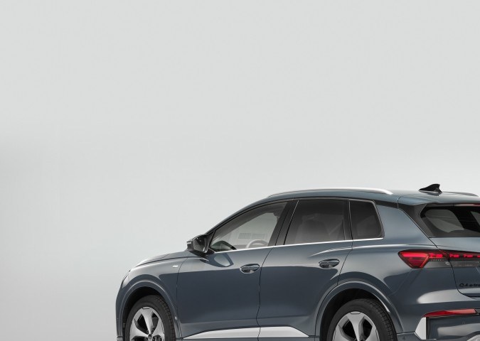 Audi Q4 e-tron 2027 en color gris, vista lateral trasera del SUV eléctrico