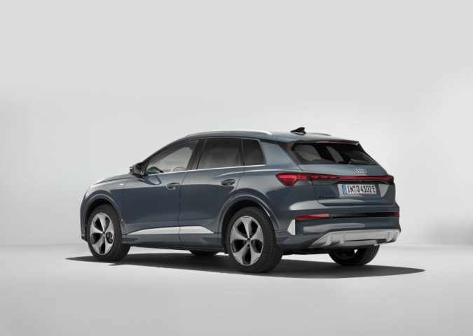 Audi Q4 e-tron 2027 en color gris, vista lateral trasera del SUV eléctrico