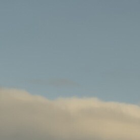 Audi Q4 e-tron y Q4 Sportback e-tron 2027 juntos en paisaje costero