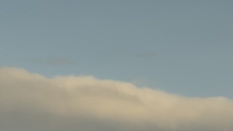 Audi Q4 e-tron y Q4 Sportback e-tron 2027 juntos en paisaje costero