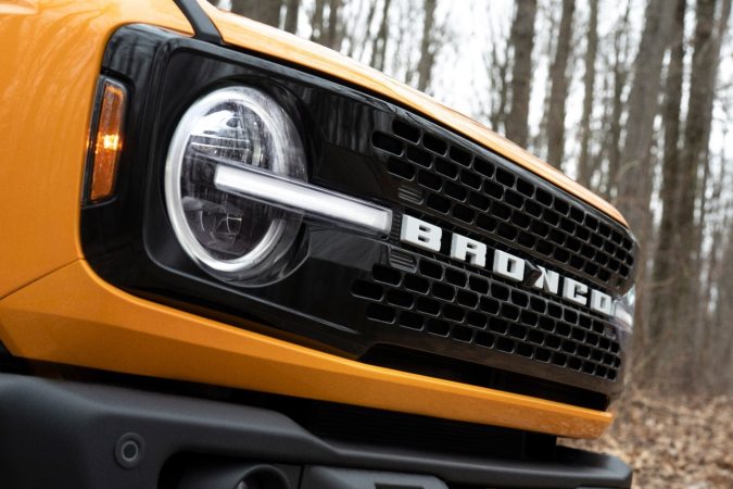 Detalle frontal Ford Bronco Wildtrak 2026 con parrilla negra y logo Bronco