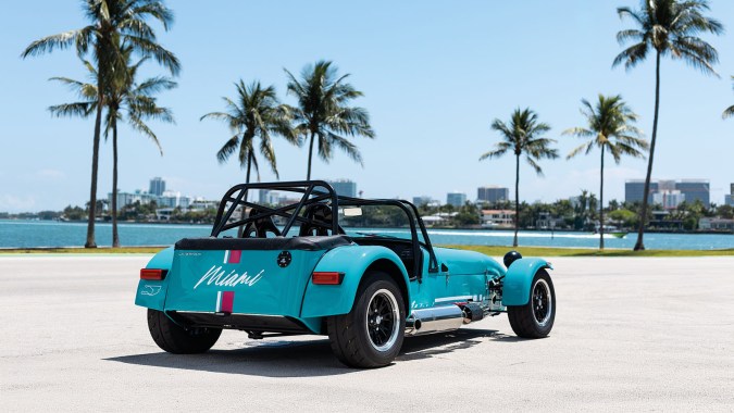 Vista trasera del Caterham Seven Miami Edition, deportivo ligero de edición limitada inspirado en la Fórmula 1 y el Gran Premio de Miami.
