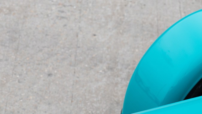 Caterham Seven Miami Edition frente al mar en Miami, edición especial con diseño exclusivo, estética deportiva y guiños al automovilismo.