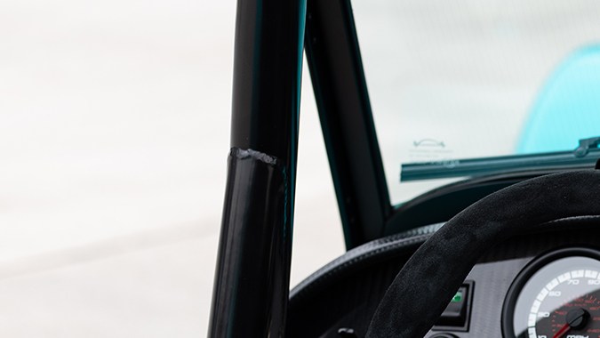 Interior del Caterham Seven Miami Edition con volante deportivo, tablero minimalista y enfoque de auto ligero inspirado en la experiencia de pista.