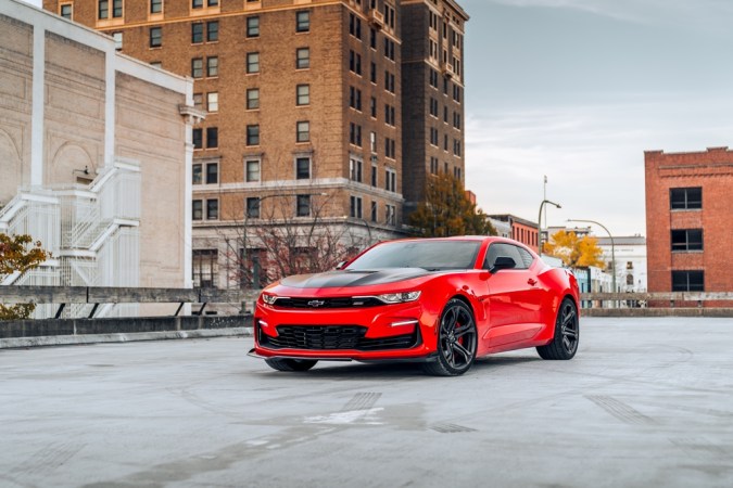 2022 Chevrolet Camaro 1LE estacionado mostrando la parte delantera del coche