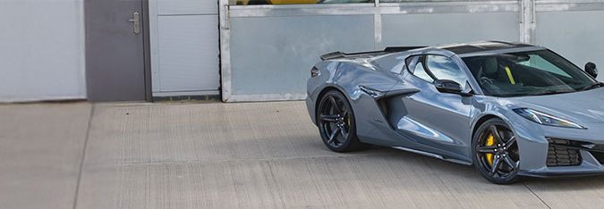 Línea Chevrolet Corvette 2025-2026: ZR1 amarillo, Z06 rojo y Stingray azul, suspensión ventas por direccionales.