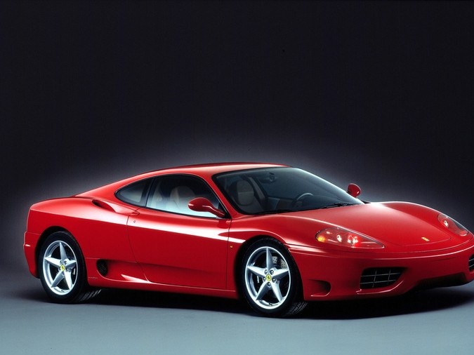 Ferrari 360 Modena rojo en carretera, deportivo italiano de lujo con diseño aerodinámico y alto rendimiento