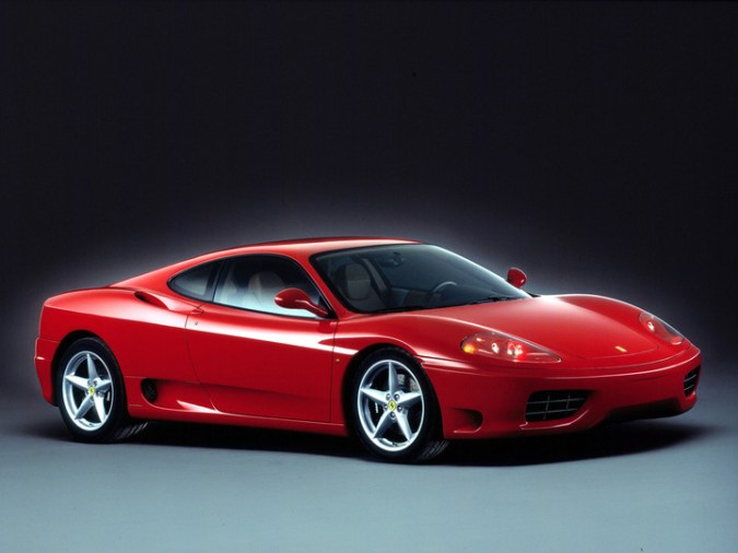 Ferrari 360 Modena rojo en carretera, deportivo italiano de lujo con diseño aerodinámico y alto rendimiento