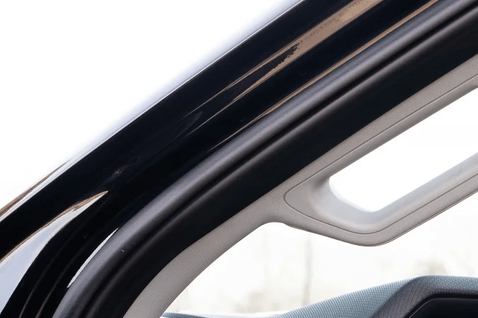 Interior del tablero Ford F-150 Roush Nitemare 2026 con volante deportivo y detalles en rojo.